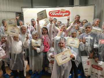 Счастливые экскурсанты на фабрике "ПОБЕДА" в Егорьевске